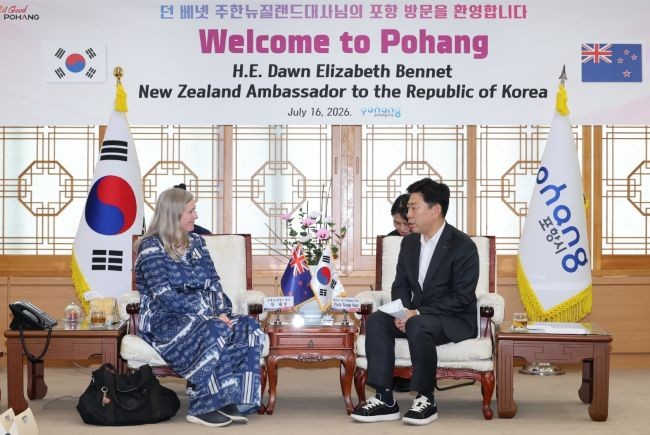 박용선 포항시장은 지난 16일 포항을 공식 방문한 던 엘리자베스 베넷 주한 뉴질랜드대사와 면담을 갖고 국제교류 확대와 미래산업 협력 방안을 논의했다. ⓒ 포항시