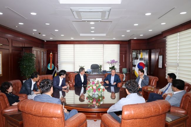 포항철강산업관리공단에서 철강 산업의 애로 사항 청취와 함께 지역 경제 활성화에 대한 의견을 나누고 있다. ⓒ 포항시의회