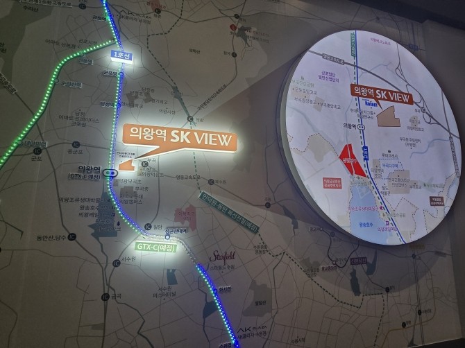 의왕역 SK뷰 견본주택 내 설치된 위치도. = 전훈식 기자