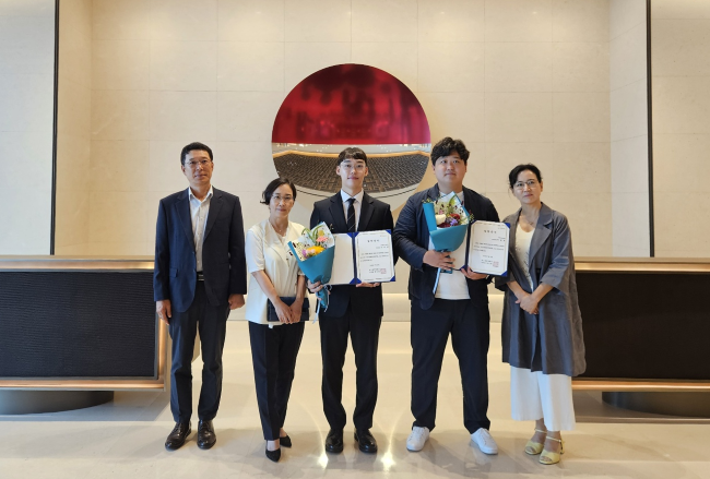2026 포스코해외유학장학 장학생 단체사진(왼쪽 세번째부터 스탠포드대학교 박사과정 노이준 장학생, 파리경제대학교 박사과정 서동웅 장학생). ⓒ 포스코