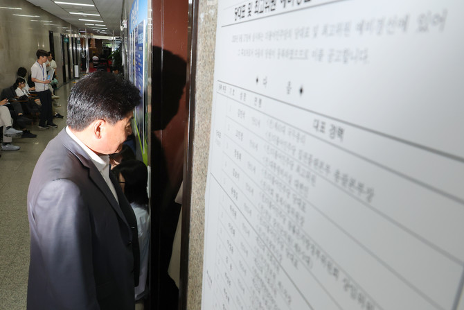 더불어민주당 중앙당 선거관리위원장인 소병훈 의원이 21일 국회에서 8·17 전당대회 후보자 기탁금 문제를 논의하기 위해 열린 선거관리위원회 회의에 참석하고 있다. ⓒ 연합뉴스