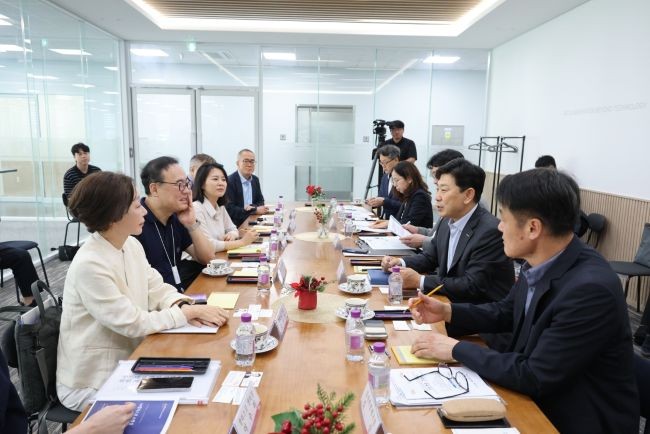 포항시는 21일 그래핀스퀘어 포항캠퍼스에서 그래핀 및 푸드테크 기업 관계자들과 현장 간담회를 개최했다. ⓒ 포항시