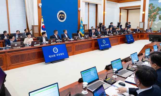 이 대통령은 21일 주재한 국무회의에서 지난 주 국무회의 관련해 국민들의 의견을 정책에 잘 반영해야 한다고 당부했다. ⓒ 청와대