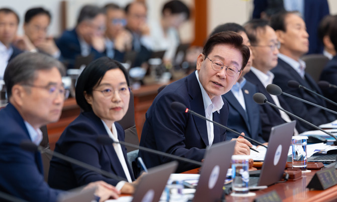 이 대통령은 21일 주재한 국무회의에서 레버리지 상품에 대해 언급했다. ⓒ 청와대