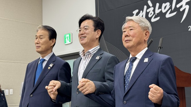 권오을 국가보훈부 장관은 21일 대전시청에서 열린 공동브리핑을 개최 후 허태정 대전 시장, 문현규 재활체육과장 함께 기념촬영을 하고 있다. =오영태 기자