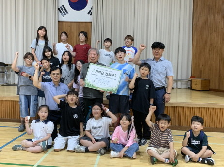 구례군 산동면 원촌초등학교(교장 이근태)는 지난 15일 교내에서 개최한 학교 행사를 통해 마련한 수익금 67만9,600원을 산동나누고가게에 기부했다. ⓒ구례군