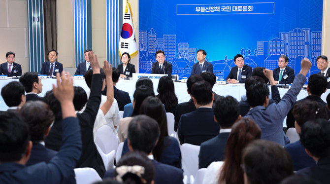 이 대통령은 일본이 부동산 거품으로 한때 힘들었었던 것을 언급하며, "우리나라도 그 정점을 향해 달리고 있다"고 했다. ⓒ 연합뉴스