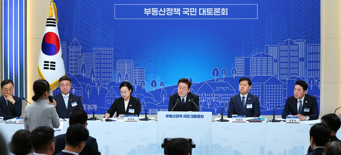이 대통령은 "지금도 주택이라고 하는 것이 꼭 주거 수단이라기보다는 투자 수단이기도 하다"며 "그 기능을 전혀 무시할 수 없지만 대한민국 국민들의 자산 보유 현황에 부동산이 가장 많다"고 지적했다. ⓒ 연합뉴스