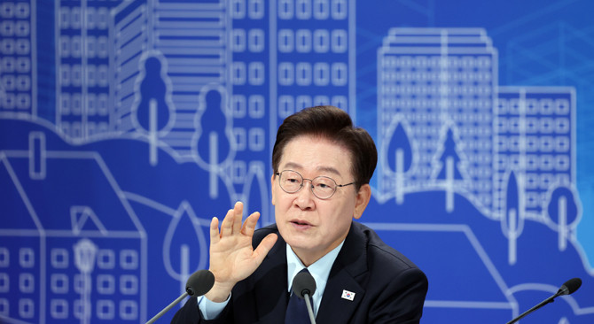 이날 토론회에는 △이억원 금융위원장 △김윤덕 국토부장관 △윤호중 행안부장관 △한성숙 국무총리 △구윤철 재경부장관 등이 참석했다. ⓒ 연합뉴스