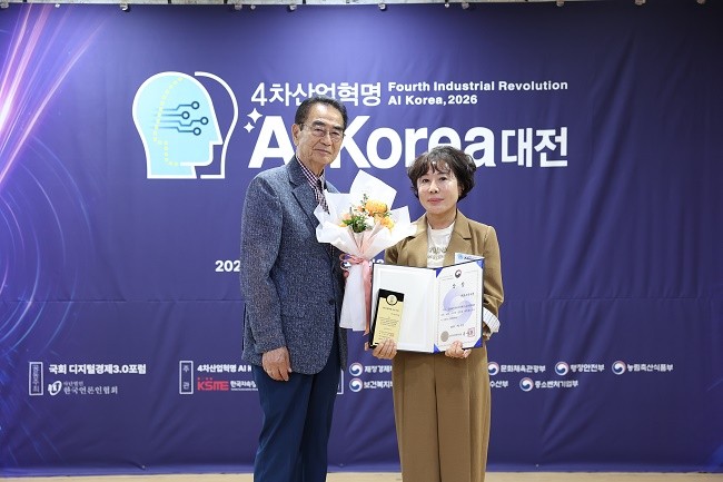 장지원 ㈜로그인서광 대표가 '2026 4차 산업혁명 AI Korea 대전'에서 AI와 국가표준 기반 스마트농업 기술혁신 및 국가 스마트농업 정책 발전에 기여한 공로를 인정받아 농림축산식품부 장관상을 수상한 뒤 기념촬영을 하고 있다. ⓒ 로그인서광