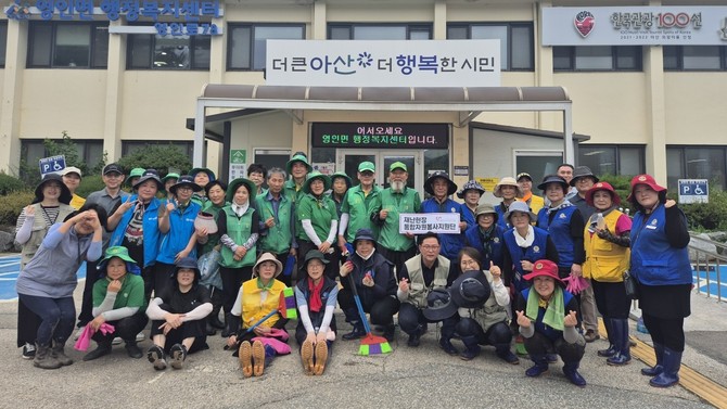 22일 (사)아산시자원봉사센터를 비롯한 지역 자원봉사단체가 집중호우 피해 복구 작업을 진행 후 기념촬영을 하고 있다. ⓒ 아산시