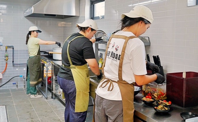 우리동네 깜짝식당 청년 요리사들 맛있는 밥상을 만들고 있다. ⓒ 함양군