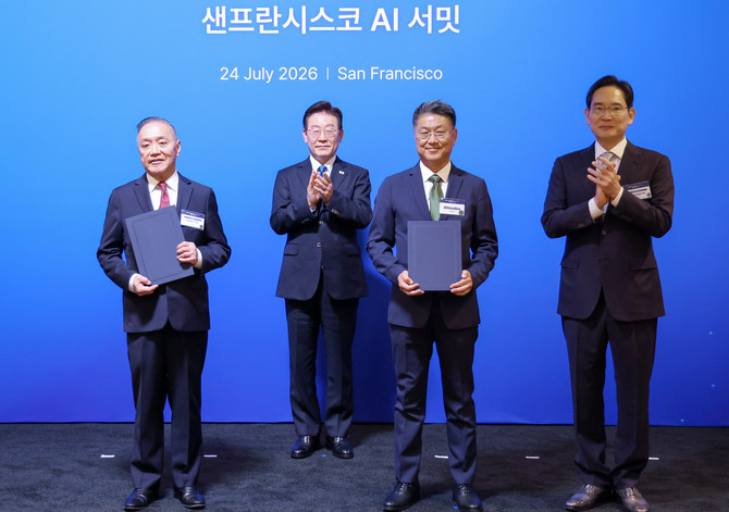 한진만 삼성전자 파운드리 사장과 혹 탄 브로드컴 최고경영자가 24일(현지시간) 이재명 대통령이 임석한 가운데 미국 샌프란시스코 더 미드웨이에서 열린 AI 서밋에서 첨단 반도체 기술 분야 전략적 파트너십 업무협약을 체결한 뒤 기념 촬영을 하고 있다. 오른쪽은 이재용 삼성전자 회장. ⓒ 연합뉴스