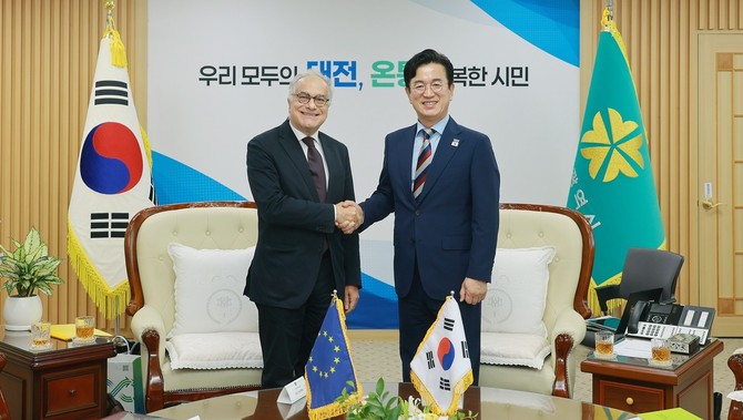 대전시청을 방문한 우고 아스투토 주한 EU 대사 일행과 허태정 시장이 대전시와 유럽 도시 간 협력 확대 방안을 논의 후 기념촬영을 하고 있다. ⓒ 대전시