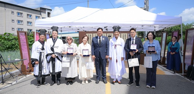 조상호 시장이 지난 24일 가네코후미코 다실 일원에서 가네코 후미코 서거 100주기 추모 위령제를 참석 후 기념촬영을 하고 있다. ⓒ 세종시