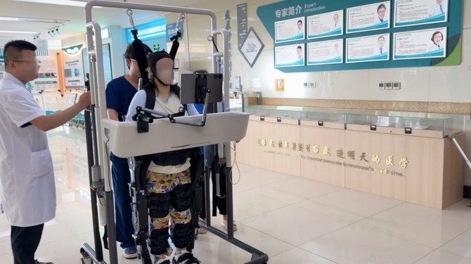 코스모로보틱스가 뇌파 헤드셋을 통해 사용자가 직접 재활로봇을 제어할 수 있는 기술을 장착한 재활로봇의 상용화에 착수했다. ⓒ 코스모로보틱스