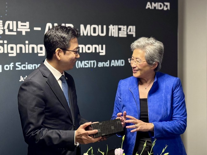 배경훈 부총리 겸 과기정통부 장관과 리사 수 AMD 회장 겸 최고경영자(CEO)가 지난 23일(현지시간) 미국 샌프란시스코에서 열린 'AMD 어드밴싱 AI 2026' 행사에서 'AI 반도체 생태계 협력에 관한 양해각서(MOU)'를 체결했다. ⓒ 과학기술정보통신부