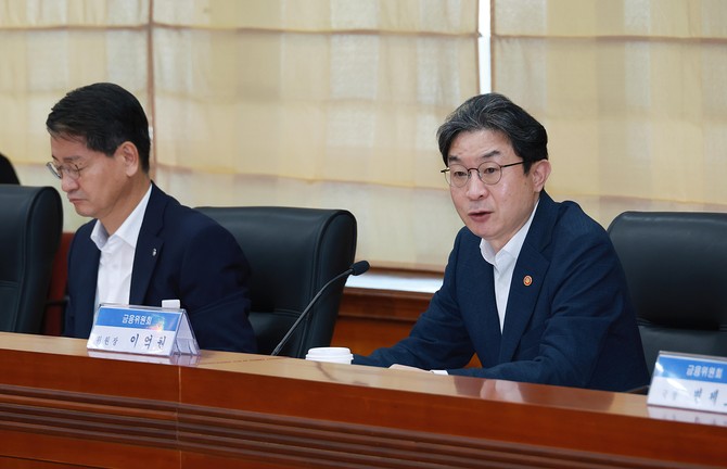 이억원 금융위원장이 28일 오전 서울 여의도 금융투자협회에서 금융투자협회장 및 주요 증권사·자산운용사, 증권유관기관과 함께 개최한 금융투자업권 간담회에서 단일종목 레버리지 상품 관련 보완방향을 논의했다. ⓒ 금융위원회