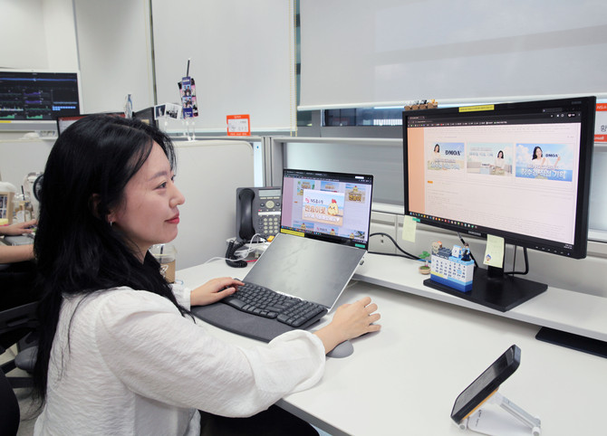 NS홈쇼핑 임직원이 콘텐츠 제작 AI '엔송이'를 활용해 이미지를 제작하는 모습. ⓒ NS홈쇼핑