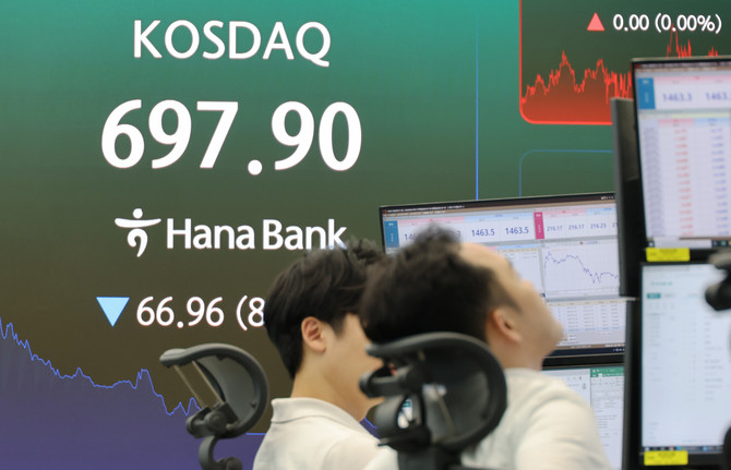 28일 서울 하나은행 본점 딜링룸에서 직원들이 증시와 환율을 모니터하고 있다. ⓒ 연합뉴스
