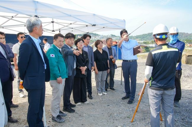 경주시의회 경제산업위원회가 27일 경주시 양남면 하서항을 방문해 사업 추진 현황을 점검하고 가뭄 대응 방안을 논의했다. ⓒ 경주시의회