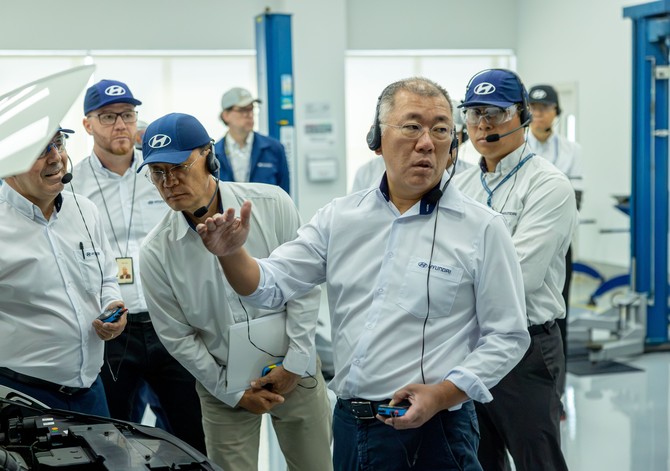정의선 회장이 현대차 브라질공장 임직원들과 차량 품평을 진행하고 있다. ⓒ 현대자동차그룹