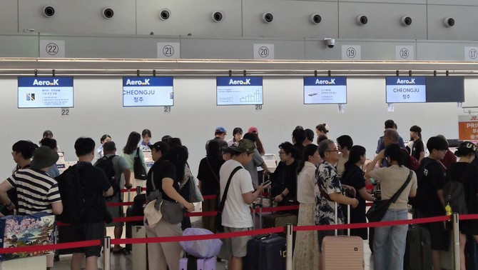 히로시마공항 에어로케이항공 청주행 수속 카운터에 몰린 탑승객들 모습. ⓒ 에어로케이항공