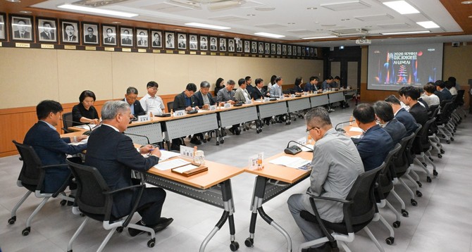 지난 28일 군청 서동브리핑실에서 '2026 국가유산 미디어아트 부여 정림사지 실행계획 보고회'를 개최하고 있다. ⓒ 부여군