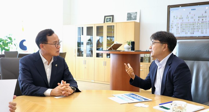 왼쪽 윤희신 태안군수, 오른쪽 김광용 행정안전부 재난안전관리본부장. ⓒ 태안군