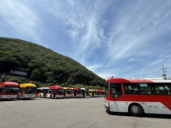 광주 운림동 증심사 버스 승강장에서 운행을 준비 중인 시내버스 모습. ⓒ 프라임경제