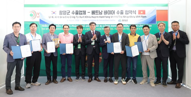 함양군 수출업체와 베트남 바이어 수출 협약을 체결하고 있다. ⓒ 함양군