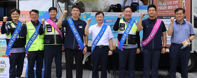 지난 6일 충남 태안발전본부에서 'CEO 노사합동 쿨(COOL)한 안전 캠페인'을 개최 후 기념촬영을 하고 있다. ⓒ 서부발전