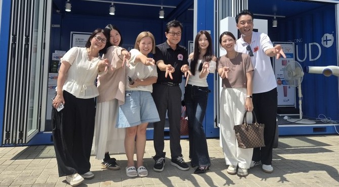 8일 대천해수욕장 머드광장에서 엄승용 보령시장이 BR머드 나철균 대표와 대만의 유명 유튜버들과 함께 기념촬영을 하고 있다. ⓒ 프라임경제