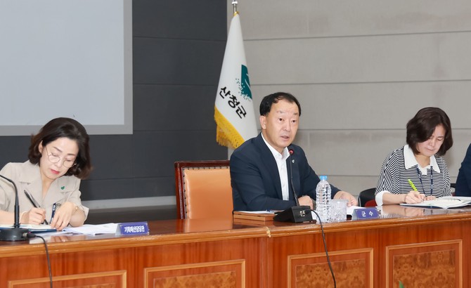 유명현 산청군수가 원활한 용수 공급을 주문하고 있다. ⓒ 산청군
