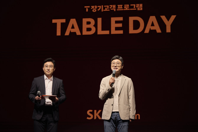 정재헌 SK텔레콤 최고경영자(오른쪽)가 '테이블 데이' 오프닝 무대에서 장기고객들에게 환영 인사를 전하는 모습. ⓒ SK텔레콤