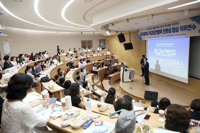 2026 대구시 보건교사 학교보건업무 전문성 향상 직무연수에서 권기홍 교학부총장이 인사말을 하고 있다. ⓒ 영남이공대학교