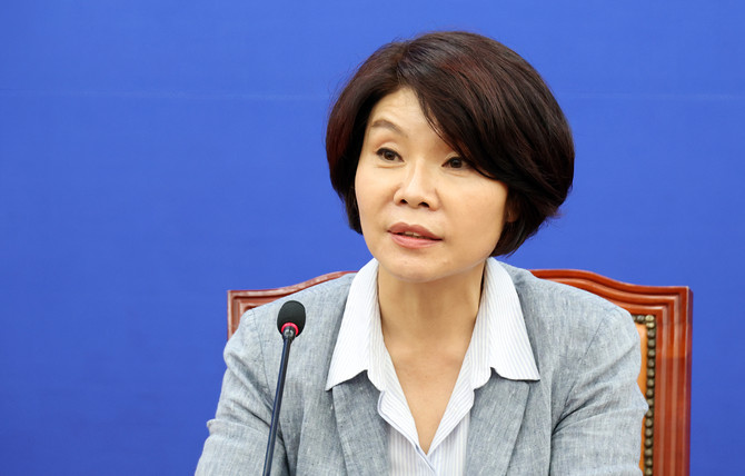 한정애 더불어민주당 정책위의장이 9일 국회에서 열린 기자간담회에서 현안 관련 발언을 하고 있다. ⓒ 연합뉴스