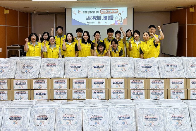 KTis가 여름방학과 본격적인 무더위를 맞아 고객센터 임직원 및 가족이 함께 참여하는 다양한 봉사활동을 펼치며 지역사회 나눔에 나서고 있다. ⓒ KTis