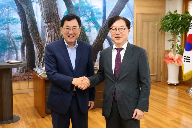 주낙영 경주시장이 13일 경주시청을 방문한 오스카 츠요시 주부산일본총영사와 한·일 지방자치단체 간 교류 협력 방안을 논의한 뒤 기념촬영을 하고 있다. ⓒ 경주시