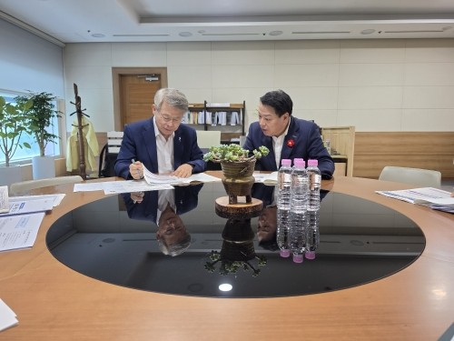 박성현 시장(오른쪽)이 민형배 전남광주통합특별시장을 만나 5대 핵심사업에 대한 협력 방안을 논의했다. ⓒ 광양시