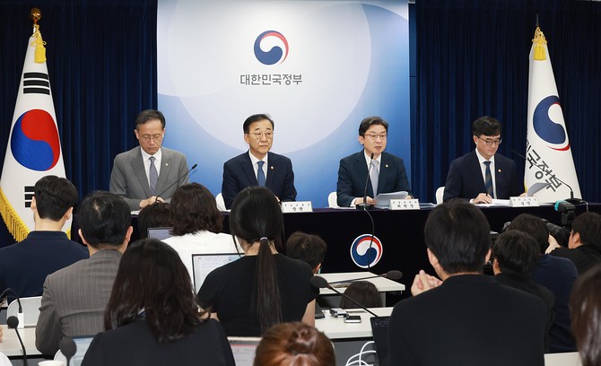 김윤덕 국토교통부 장관(왼쪽에서 두 번째)과 이억원 금융위원장(왼쪽에서 세 번째)이 지난 13일 서울 종로구 정부서울청사에서 전월세 및 매매시장 안정을 위한 주택 신속공급 방안 및 부동산 시장 안정을 위한 금융 종합대책 합동브리핑을 하고 있다. ⓒ 금융위원회