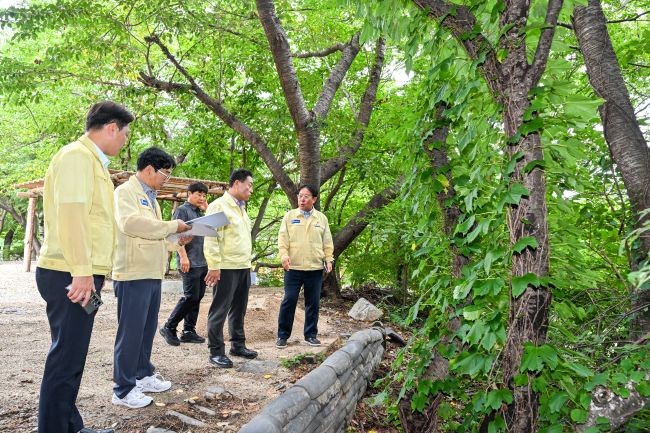 조주홍 군수가 지방상수도 취수원과 정수장 등 주요 상수도시설의 운영 상황을 직접 점검에 나섰다. ⓒ 영덕군