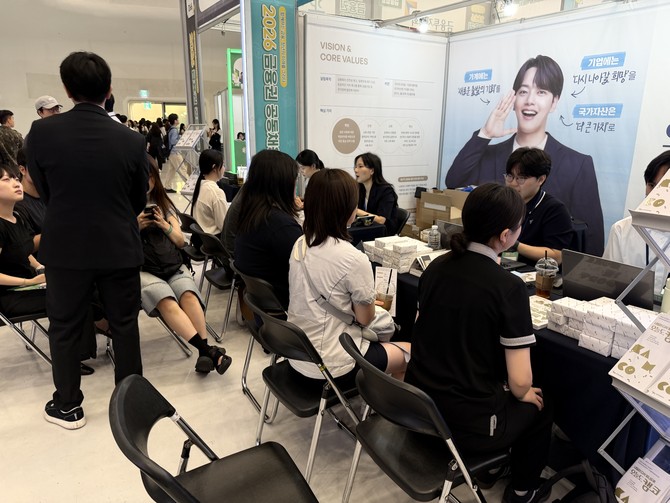 참가자들이 19일 금융권 공동채용 박람회에서 현장면접을 보고 있다. = 김우진 기자
