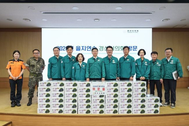 경산시의회는 2026 을지연습 종합상황실을 방문해 경산시 공무원과 군·경·소방 등 유관기관 관계자들의 노고를 격려하며 포도 51상자를 위문품으로 전달했다. ⓒ 경산시의회