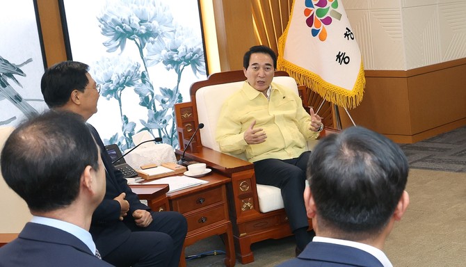 박수현 충남지사는 19일 도청 접견실에서 태안∼안성 고속도로 최초 제안 컨소시엄 관계자들을 만나 접견하고 있다. ⓒ 충남도