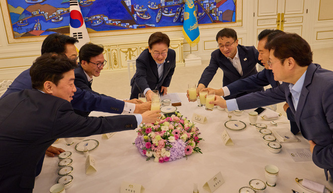 이 대통령은 지난 19일 청와대에서 더불어민주당 당대표와 후보자들과 만찬을 가졌다. ⓒ 청와대