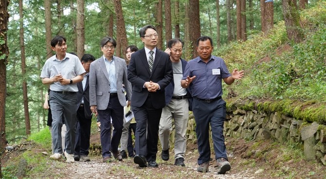 박은식 산림청장(앞줄 왼쪽)이 20일 이달의 임업인(8월)으로 선정된 이현우 대표(앞줄 오른쪽)와 산양삼 재배지 현장을 방문하고 있다. ⓒ 산림청