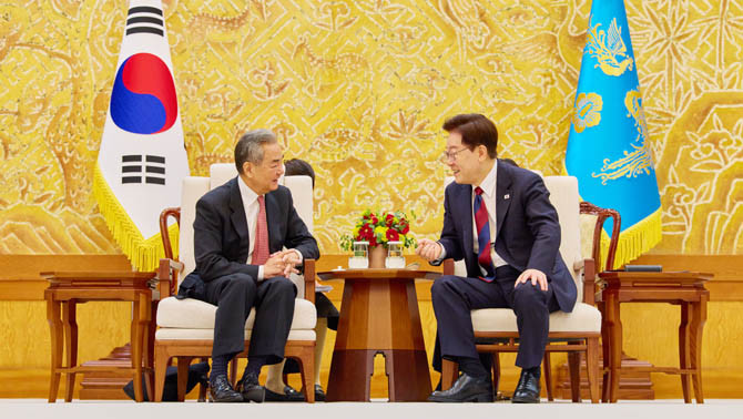 이 대통령은 20일 공식 방한 중인 왕이 중국 외교부장을 청와대에서 접견했다. ⓒ 청와대