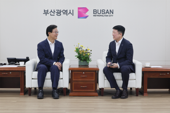1일 가덕도신공항 건설사업의 주요 현안을 의논하는 전재수(왼쪽) 부산시장과 이윤상 가덕도신공항건설공단 이사장. ⓒ 부산시