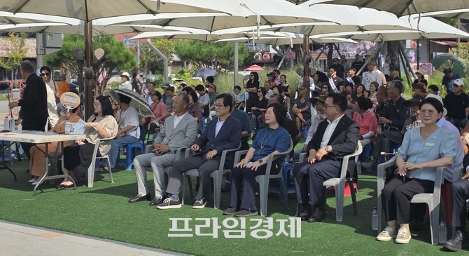 23일 샛별공원에서 열린 "울동네 콩쿨대회 노래자랑"에 엄승용 시장과 도의원, 시의원 등이 참석해 시민들과 함께 즐거운 시간을 보내고 있다. = 오영태 기자